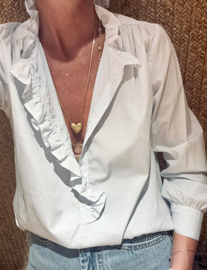 Mlant froufrous matriss et petits carreaux discrets, cette chemise a tout bon !