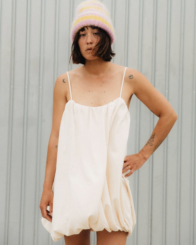 Aussi paradoxal soit-il, ce look n'en demeure pas moins pour idal pour un moment post-surf !