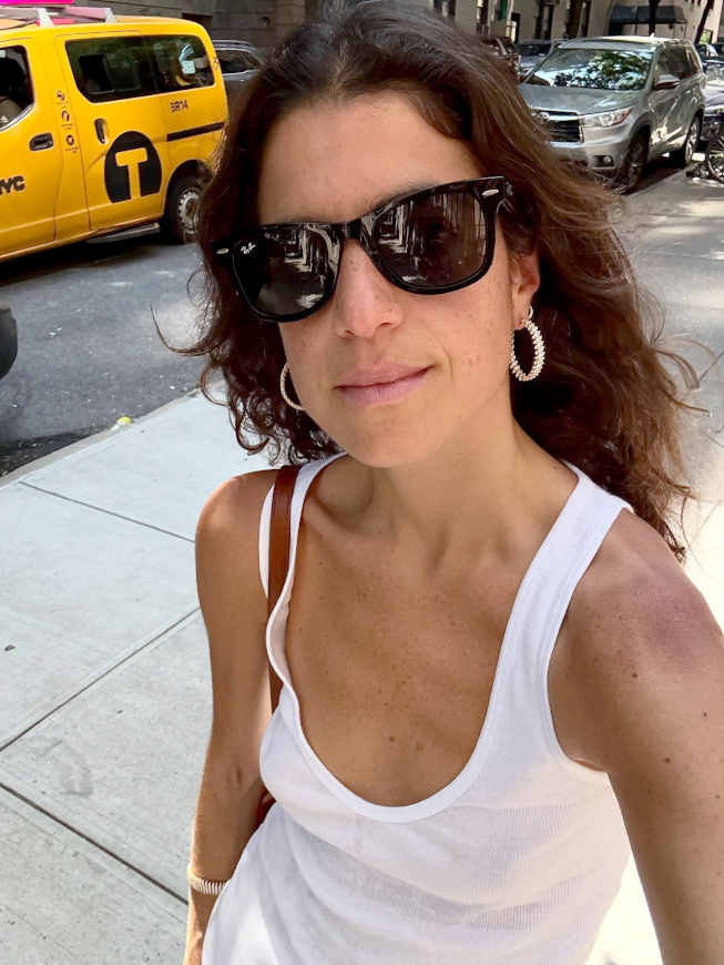 Le marcel blanc : l'alpha et l'omga des looks estivaux !