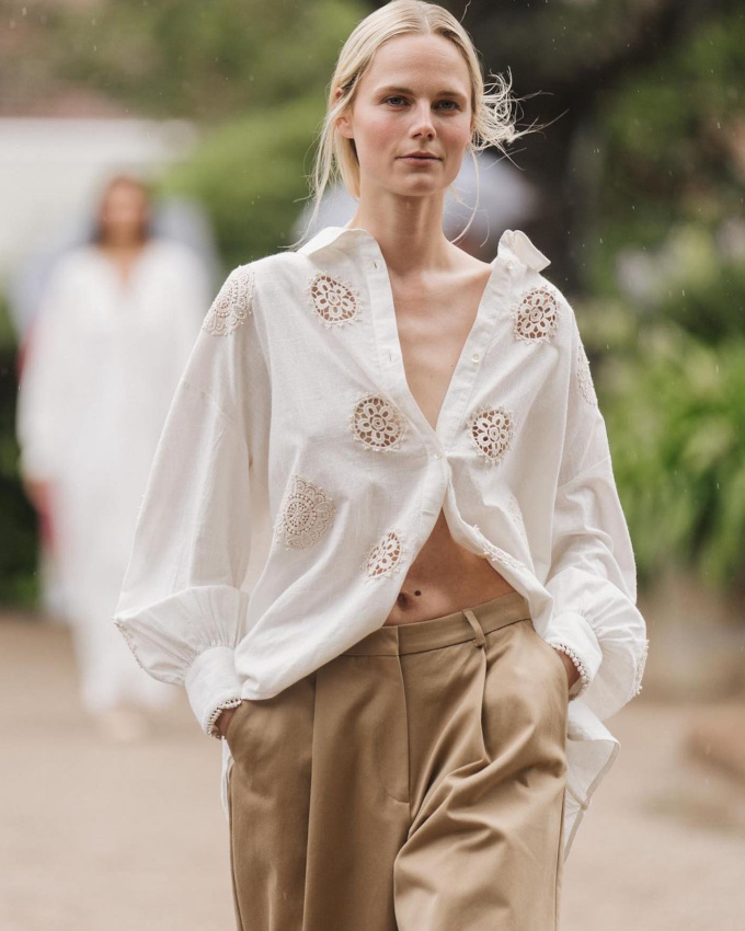 Chemise ample brode partiellement boutonne + large pantalon  pinces masculin = le bon mix