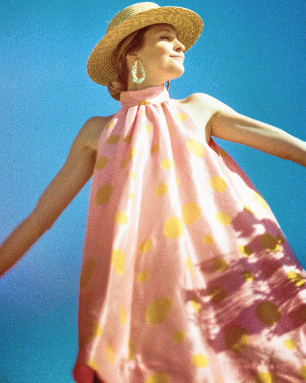 Robe rose  pois et chapeau en paille