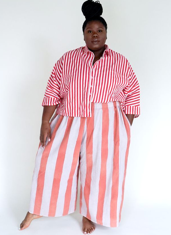Tenue rayée rouge femme ronde