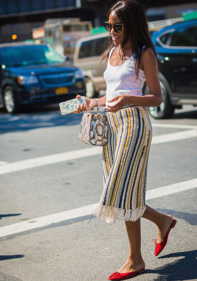 Rien de tel qu'un marcel blanc pour sublimer une jupe texture !