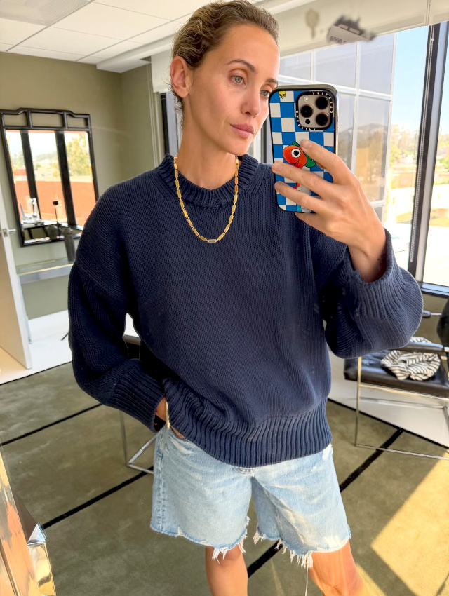 Collier dor + short en jean + pull bleu marine = le bon mix