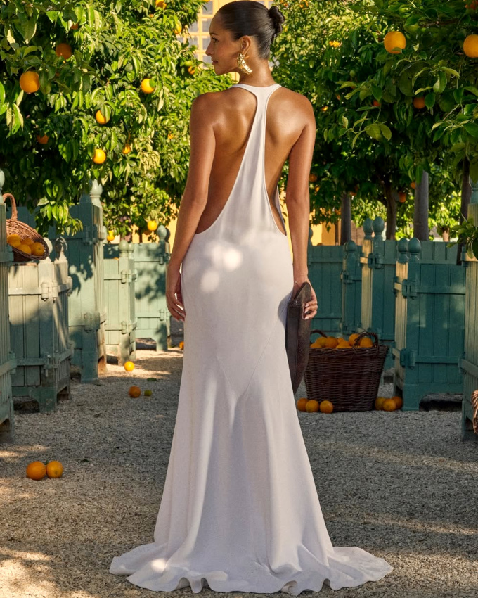 Mlant pure, longueur gnreuse et dos nageur, cette robe a tout bon !