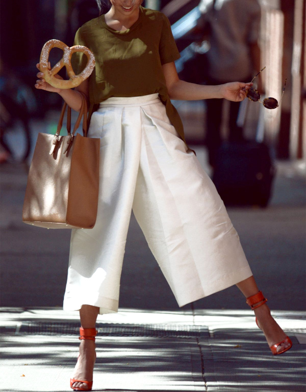 Top kaki et jupe culotte blanche