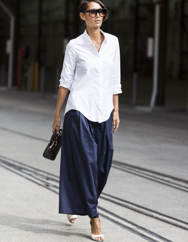 Chemise blanche et jupe culotte bleue
