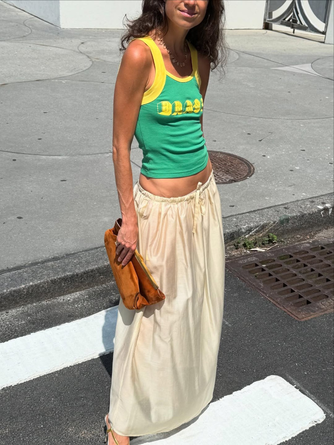 Jupe longue taille basse + dbardeur sporty = le bon mix