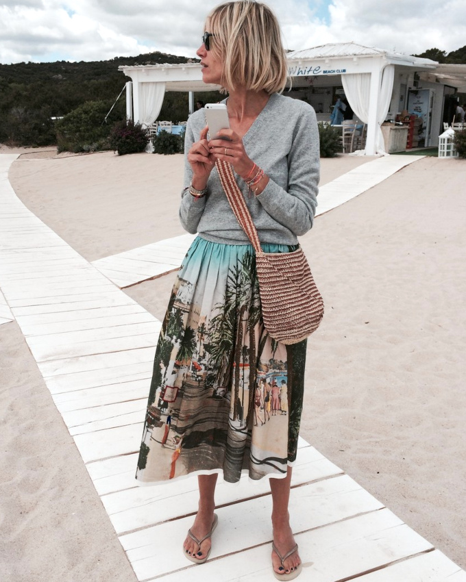 Rien de tel qu'une jupe midi originale porte sobrement !