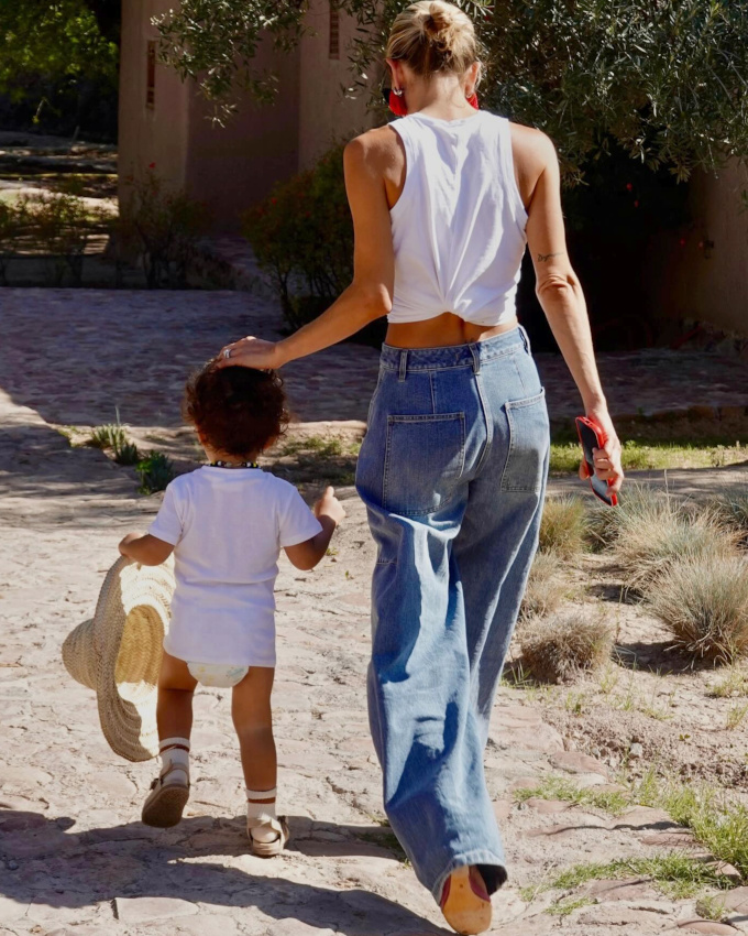 Rien de tel que le nouage de tee-shirt dorsal pour twister une tenue ultra casual !