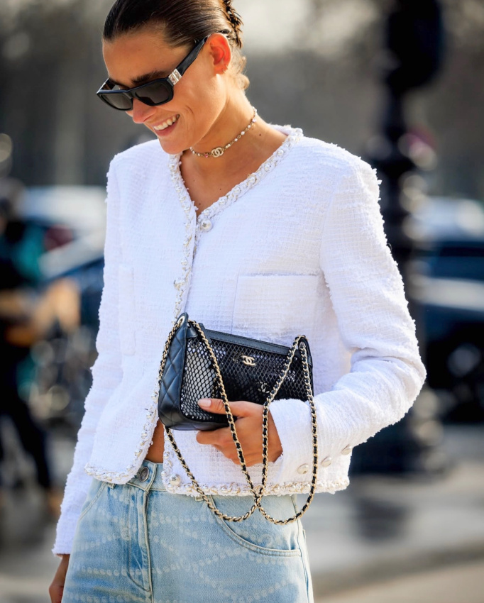 Les vestes Chanel ne sont jamais mieux mises en valeur qu'accompagnes d'un jean !