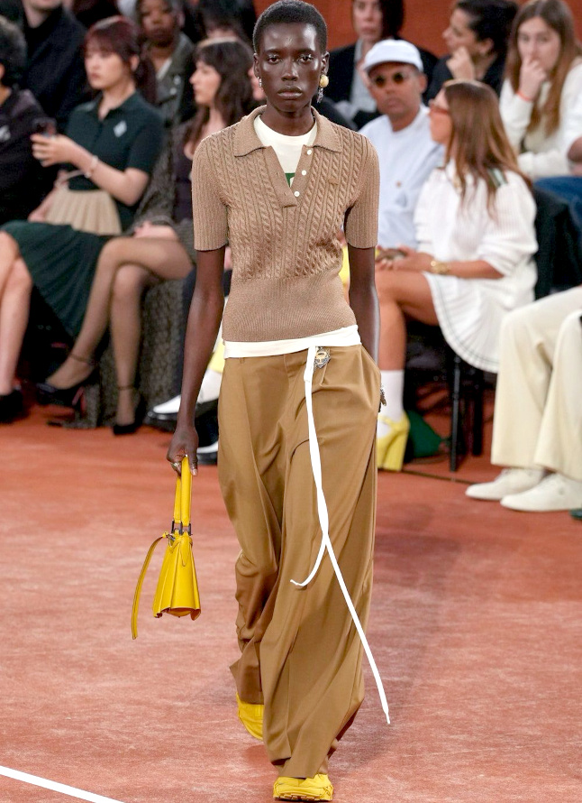 Polo prs du corps + pantalon ample + camaeu de teintes + clats jaunes = le bon mix