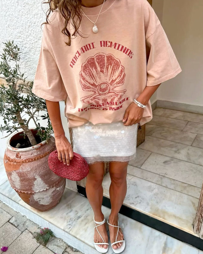 Tee-shirt oversize fantaisie + mini jupe  sequins = le bon mix
