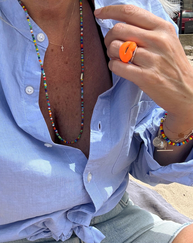 Difficile de faire plus charmant que le mix chemise masculine/bijoux rgressifs !