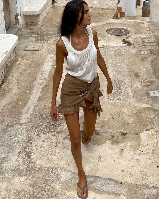 Top blanc et jupe lgre marron