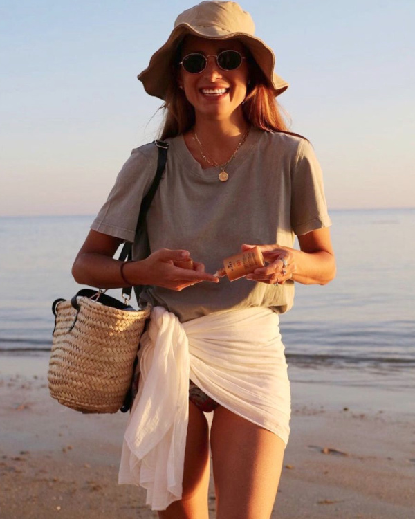 Tee-shirt gris et pareo blanc