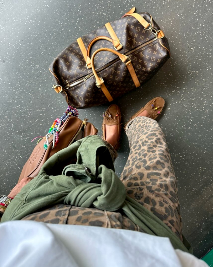 Monogramme Louis Vuitton + imprim lopard + kaki = un mix surprenant mais russi