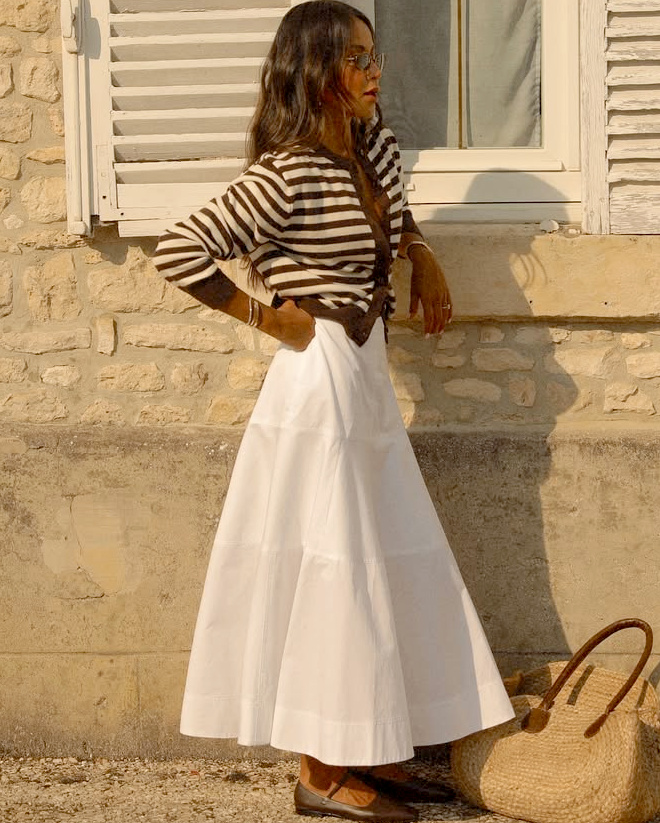 Mlant rayures moelleuses, jupe ample blanche et ballerines marron, ce look a tout bon !