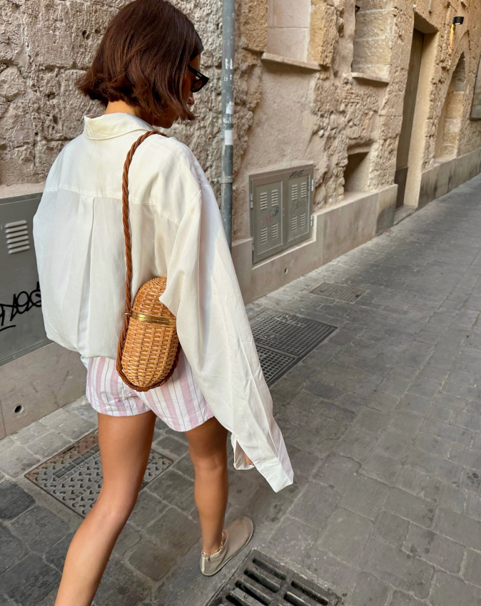 Short + maxi chemise + petit sac en osier tress = le bon mix