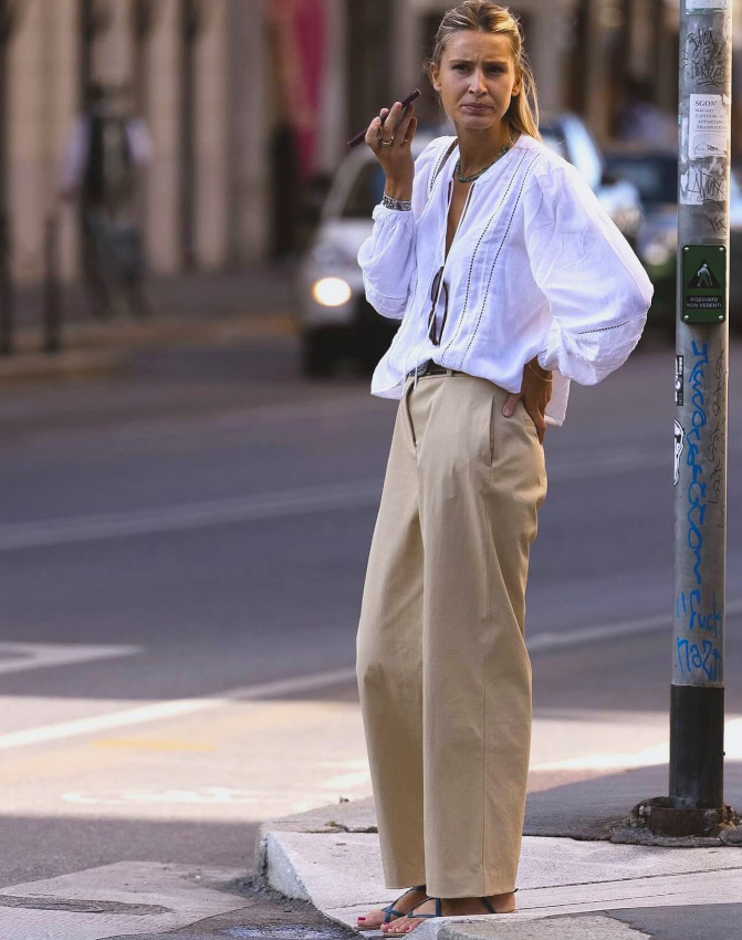 Blouse blanche + pantalon large beige = le bon mix