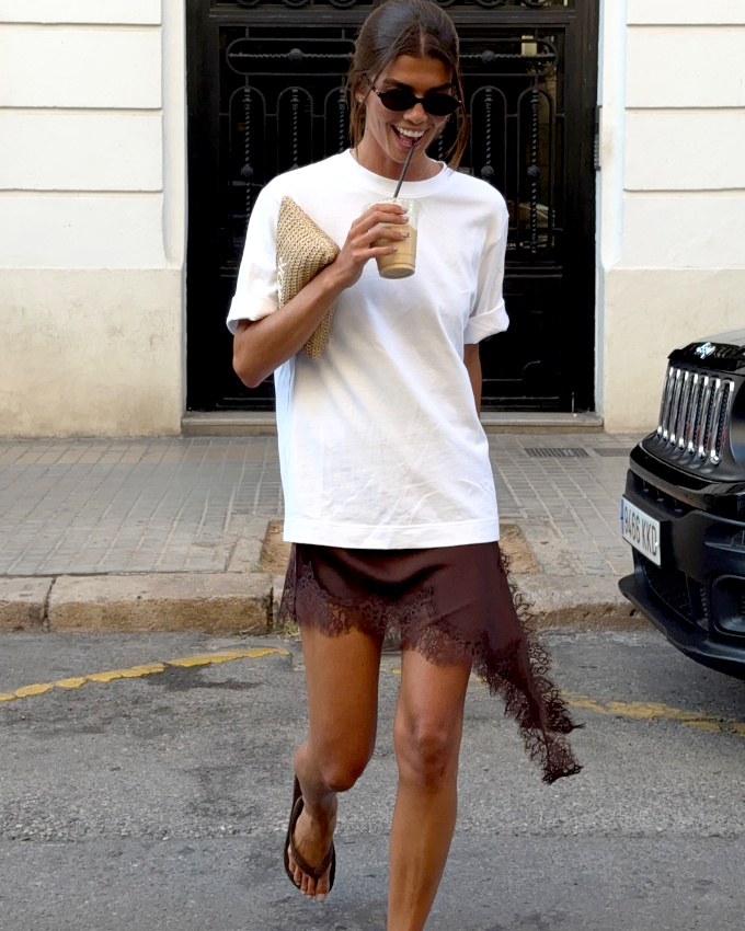 Tee-shirt ample de bon grammage + jupe esprit lingerie = le bon mix