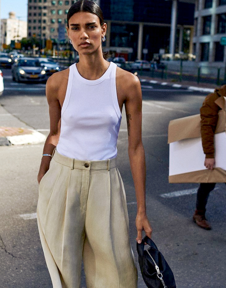 Le duo marcel/pantalon large  pinces n'en finit pas de faire mouche !