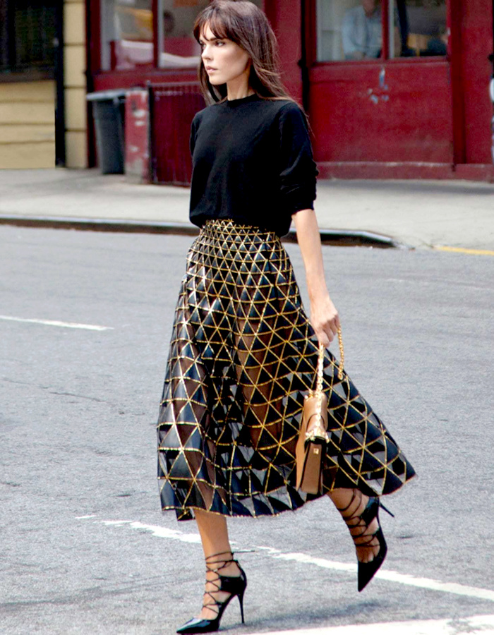 Pull noir et jupe longue