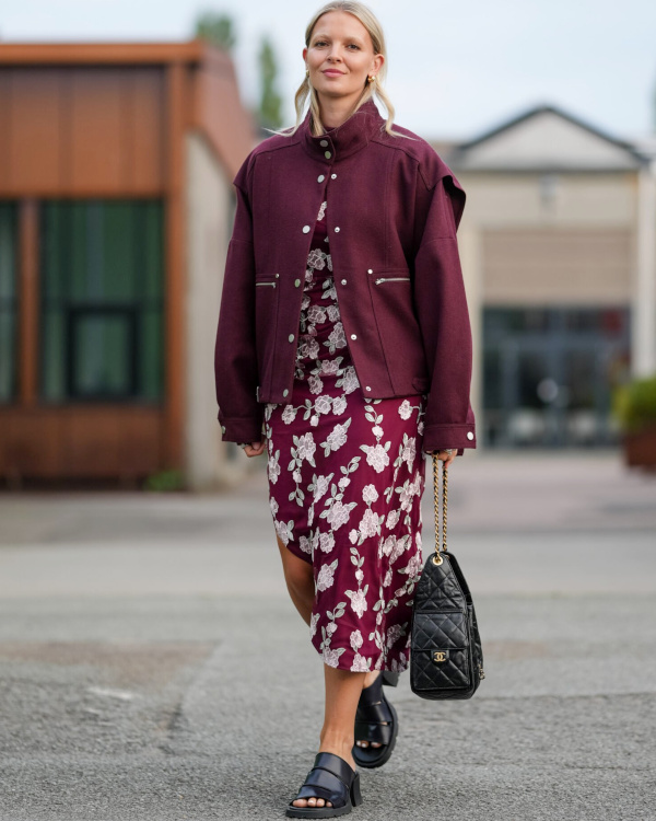 Veste violette et robe fleurie