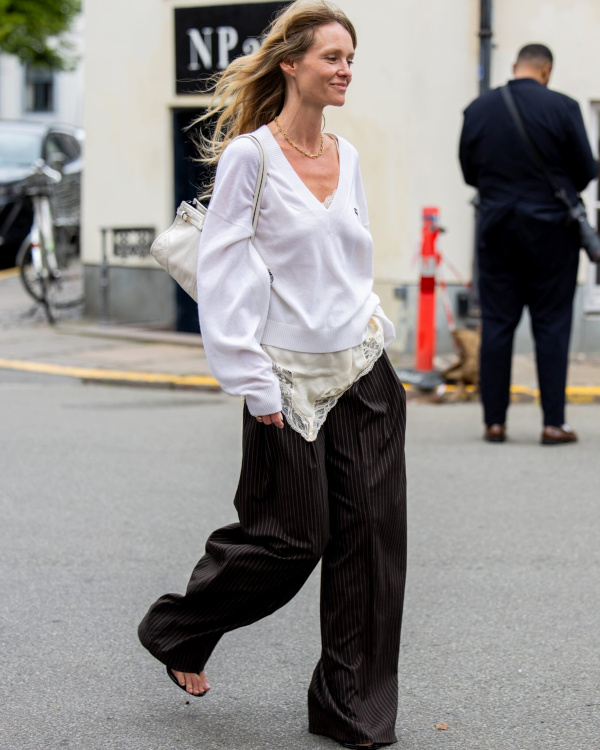 Pull blanc et pantalon rayé