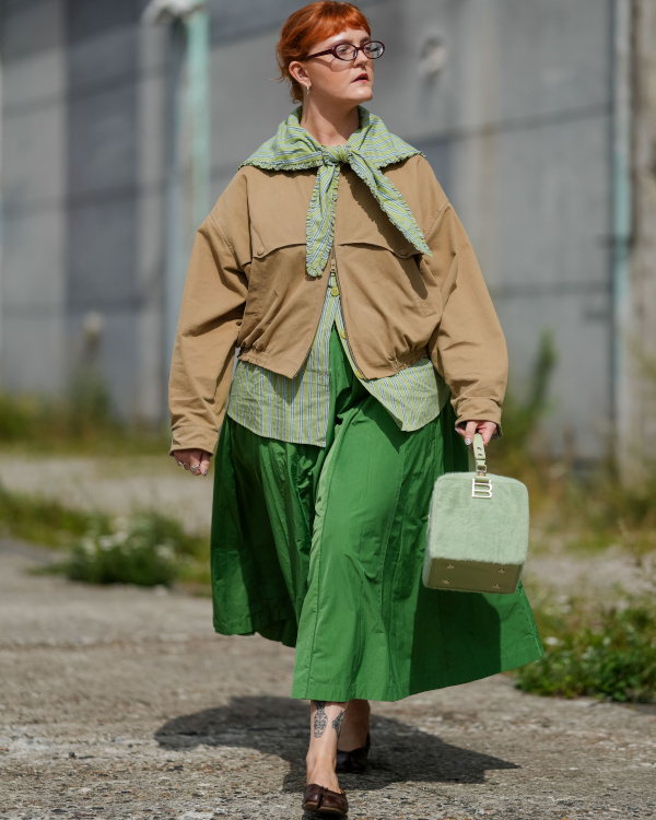 Veste camel et robe verte