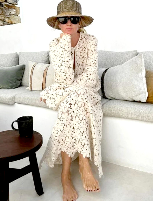 Robe blanche en dentelle et chapeau