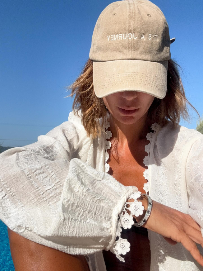 Blouse ultra romantique + casquette casualwear = le bon mix