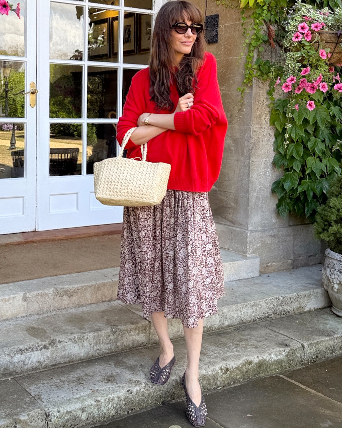 Oui aux looks estivaux rchauffs  la va-vite au creux d'un gros pull rouge !