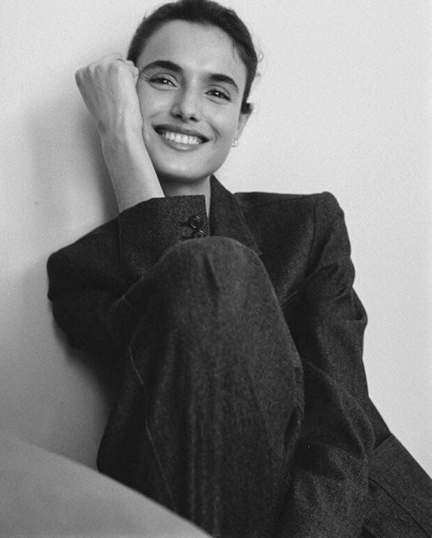 Sourcils de caractre + maxi sourire = le bon mix