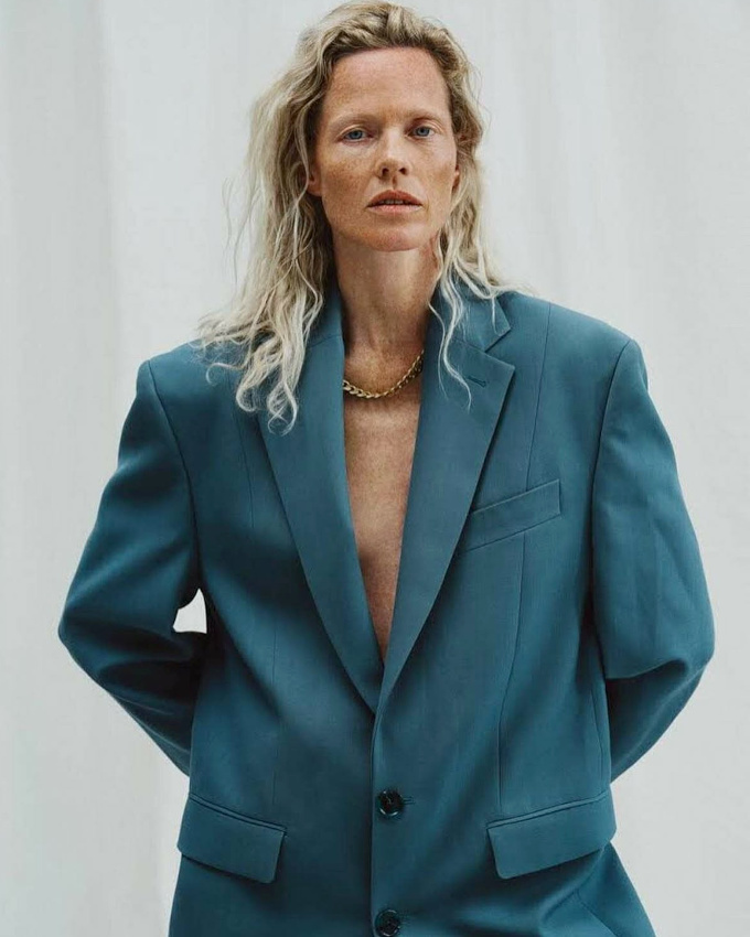 Oui au costume port  mme la peau !