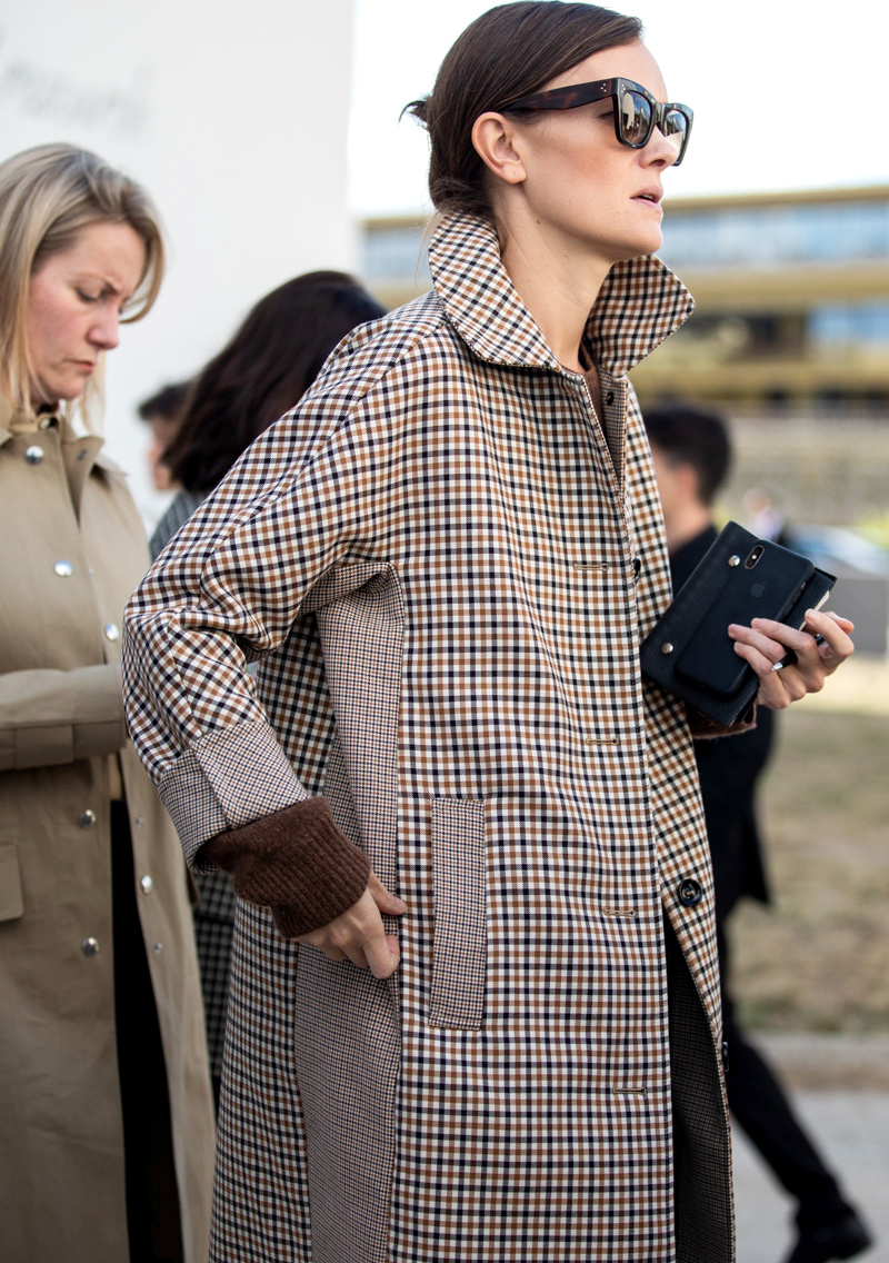 Lunettes oversize + imper british = le bon mix