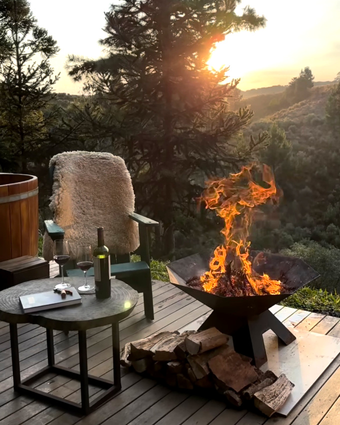 Vin rouge + coucher de soleil + feu de bois = le bon mix