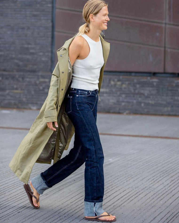 Trench + tongs : un duo dont on ne se lasse pas !