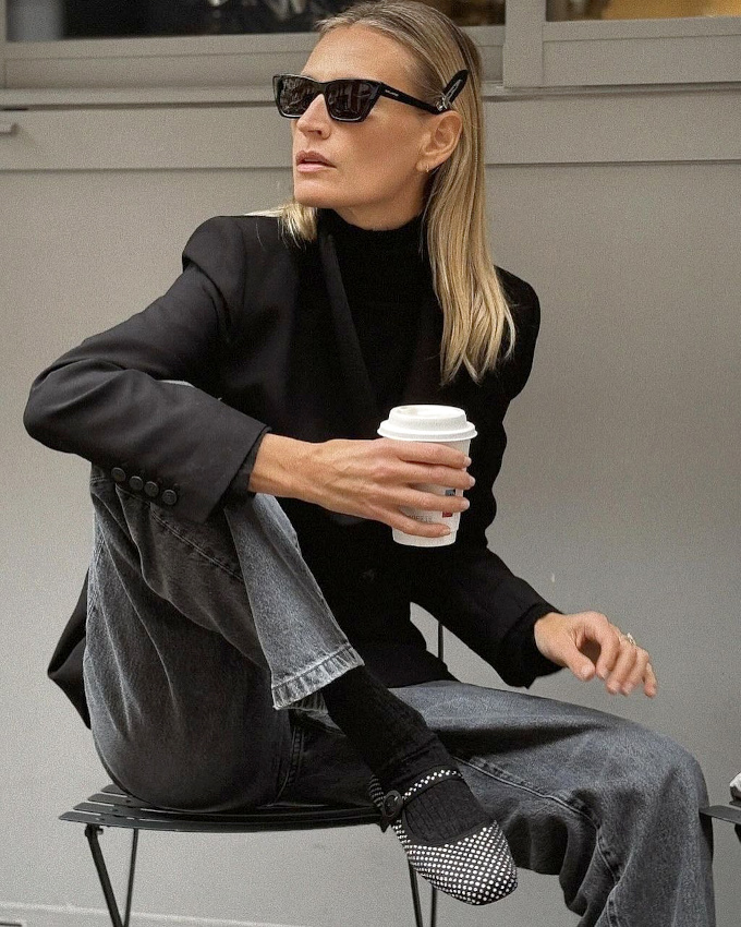 Rien de tel que du gris pour arer un total look noir !