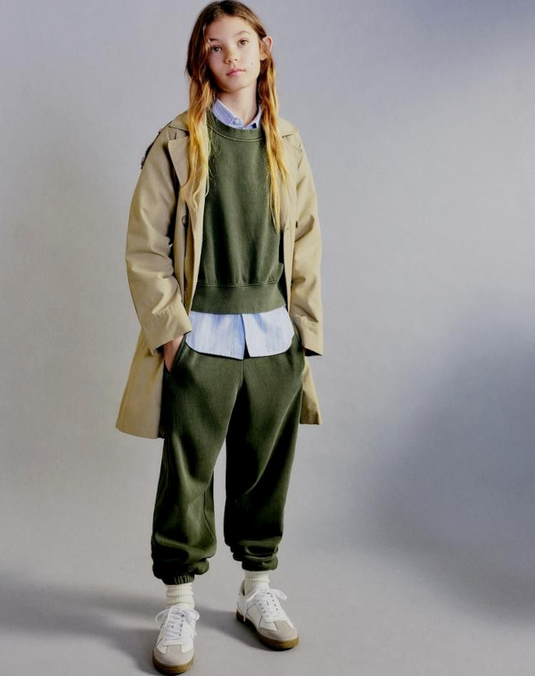 Trench kaki et jogging vert