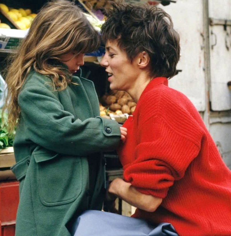 Pull rouge duveteux + coupe courte bouriffe = le bon mix