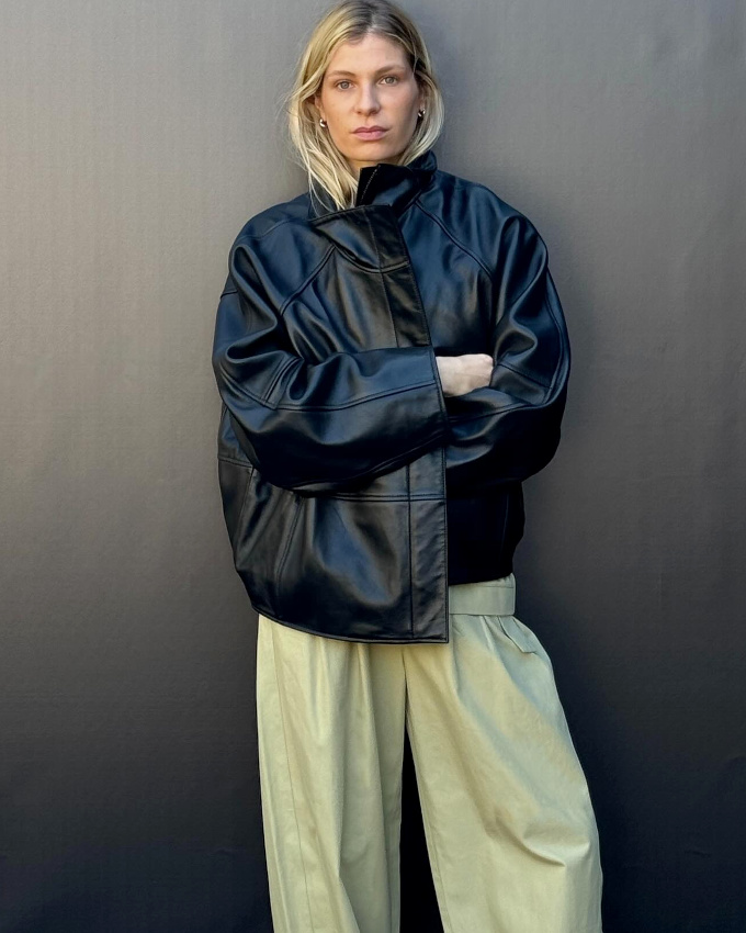 Rien de tel qu'une touche de vert lichen pour adoucir un cuir noir !