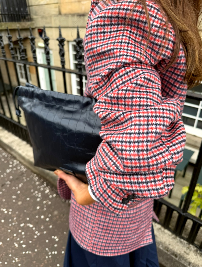 Carreaux + cuir textur = le bon mix