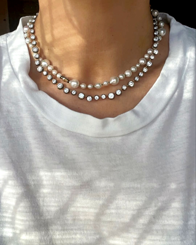 Tee-shirt blanc + colliers dlicats et lumineux = le bon mix