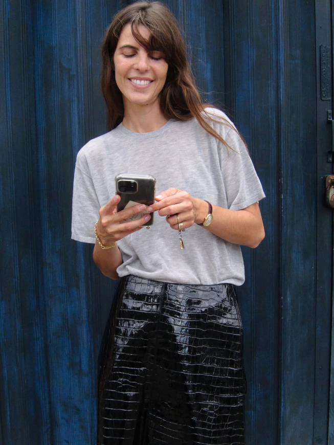 Tee-shirt + jupe en cuir textur = le bon mix