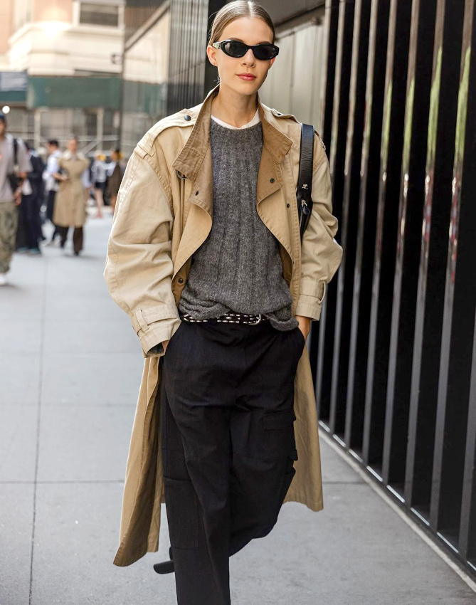 On ne se lasse pas du duo trench/pull un peu pais !