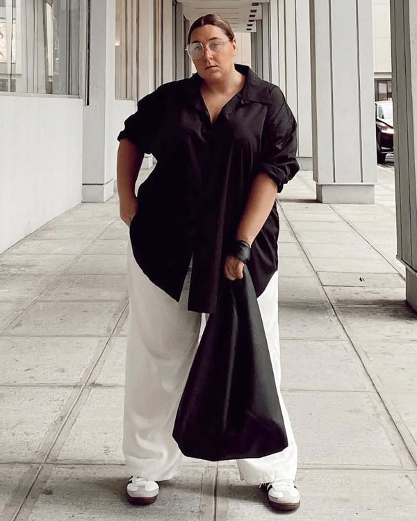 Chemise noire et pantalon blanc