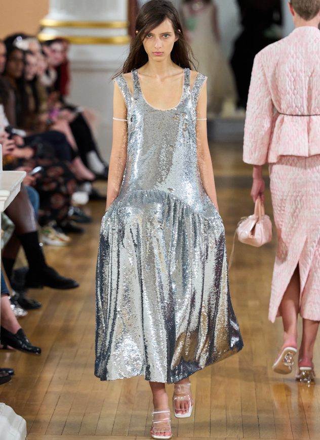 La simplicit iridescente et subtilement audacieuse de cette robe Simone Rocha enchante