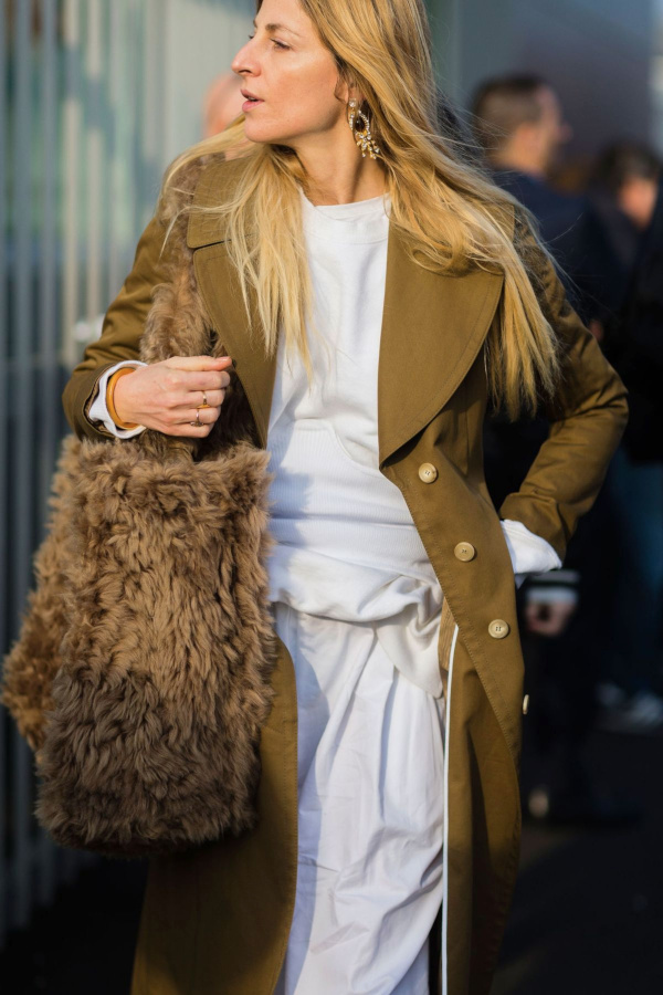 Rien de tel qu'un accessoire velu pour dynamiser un look sage !