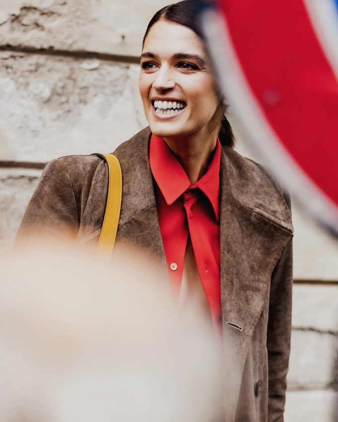 Veste en daim marron + chemise rouge coquelicot = le bon mix